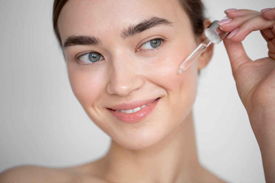 כיצד לשלב סרום פנים בשגרת טיפוח העור שלך בבוקר