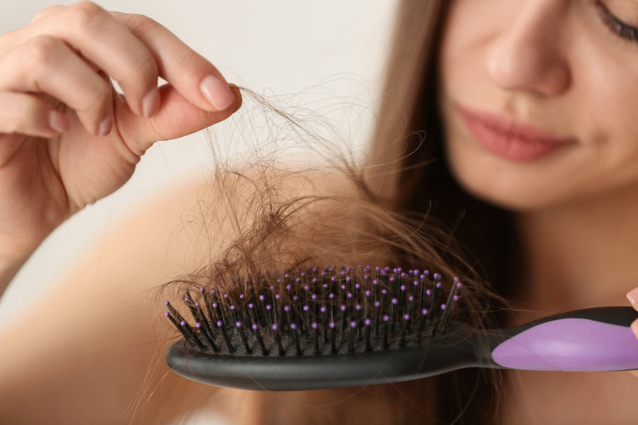 महिलाओं में बालों का झड़ना कैसे रोकें, इस पर 5 रणनीतियाँ